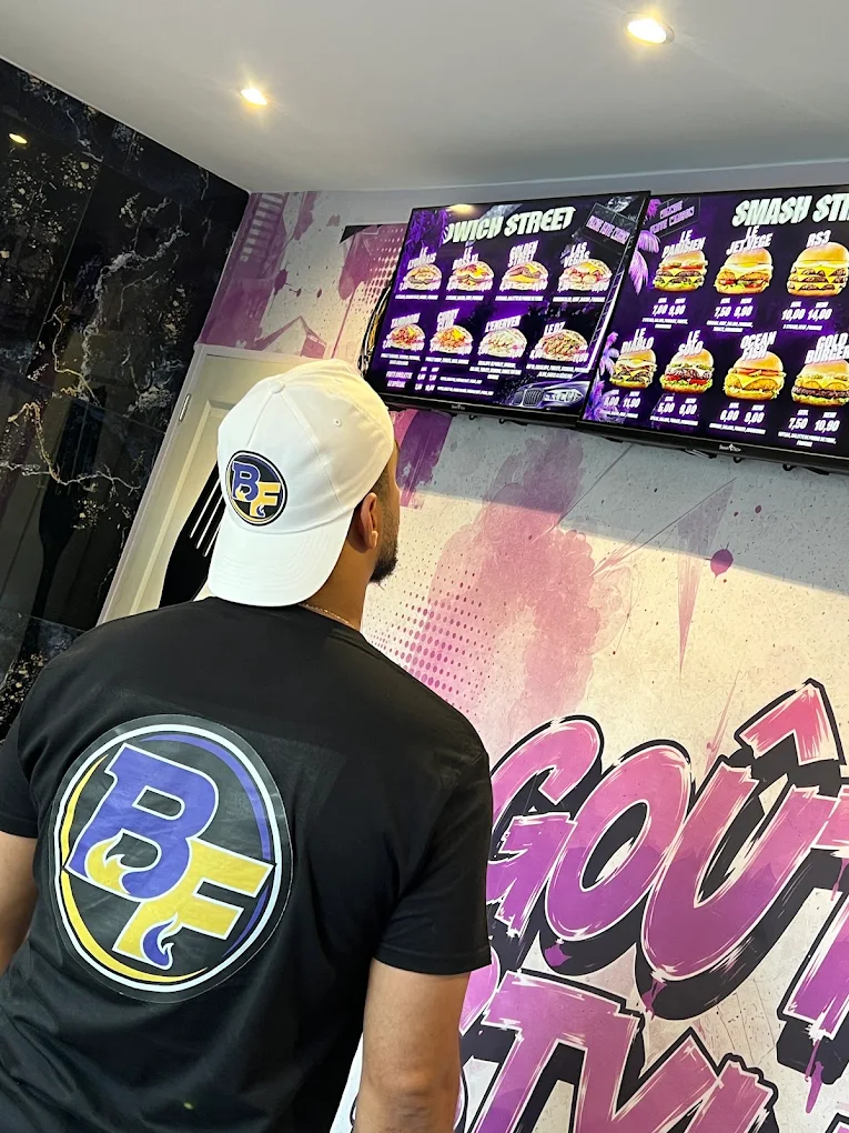Le logo BF violet et jaune sur la tenue de l’équipe